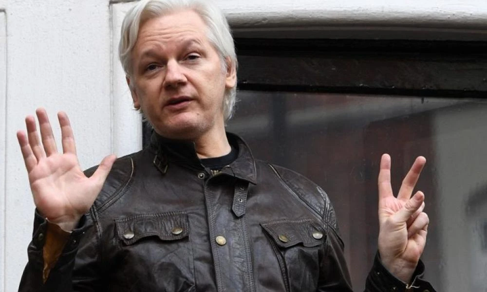 Eλεύθερος o Τζούλιαν Ασάνζ – O ιδρυτής του Wikileaks θα δηλώσει ένοχος σε συμφωνία με τις ΗΠΑ (Βίντεο)